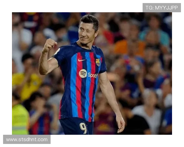 莱万多夫斯基在巴萨已达百球里程碑，表现稳健持续提升。