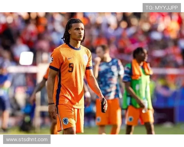 荷兰后卫阿克展现右路潜力，近期表现稳健值得关注